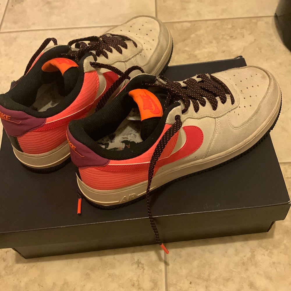 Air force 1’s , women 7 1/2. Only worn a few times.